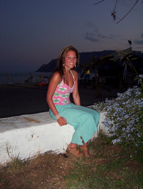 Возбужденная мамка в ванной хвастается искусственными дойками 1 фотография