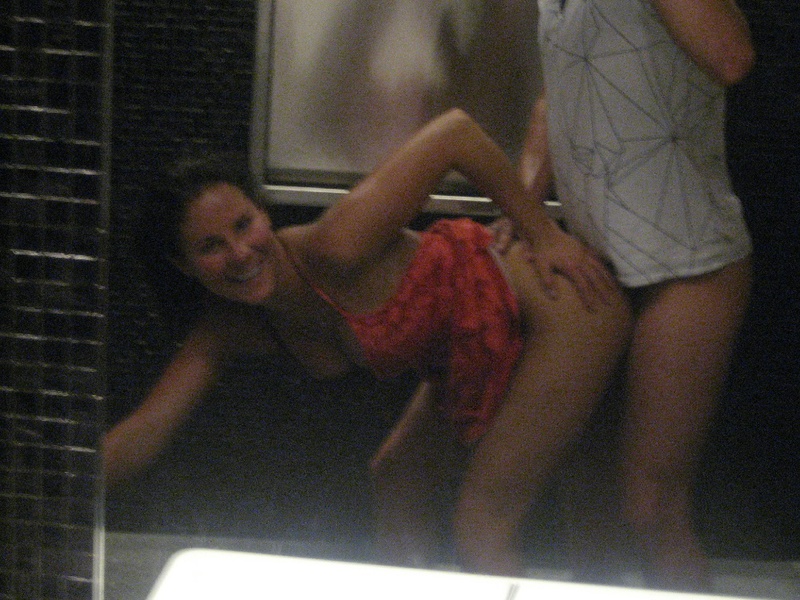 Возбужденная мамка в ванной хвастается искусственными дойками 32 фотография