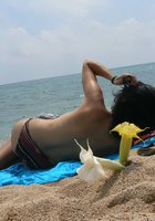 Беременная шалунья отдыхает топлес с подругами  на пляже 5 фотография