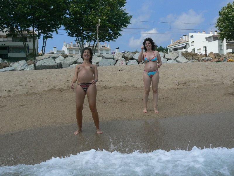 Беременная шалунья отдыхает топлес с подругами  на пляже 11 фотография