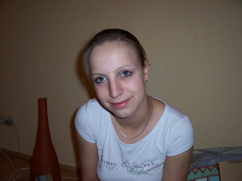 Пьяная давалка дрочит член в гостях у избранника 3 фотография