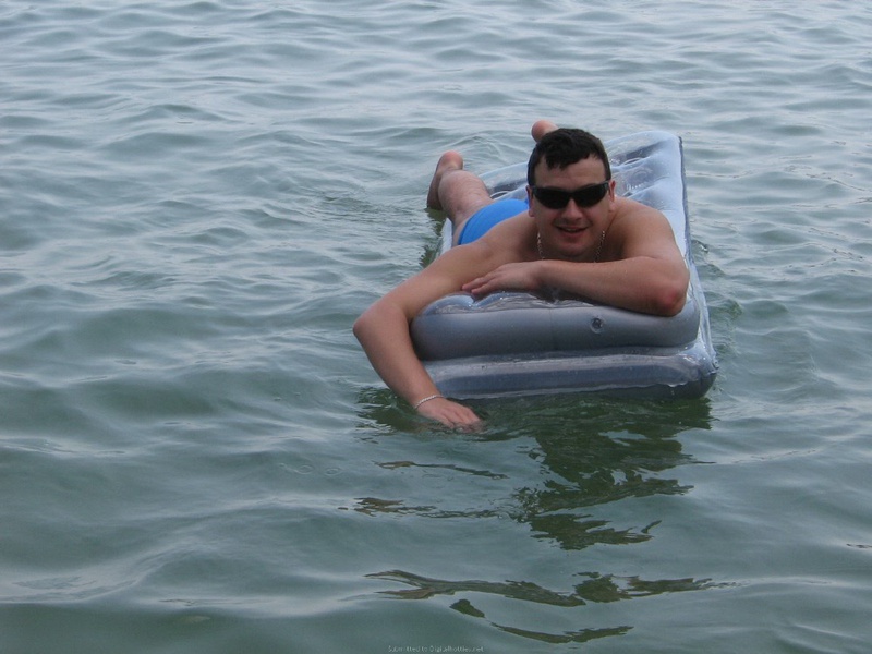 Даже беременность не мешает брюнетке оставаться в одних трусах 13 фотография