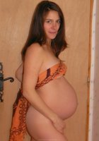 Красотка в положении на полу показывает молочные титьки 21 фотография