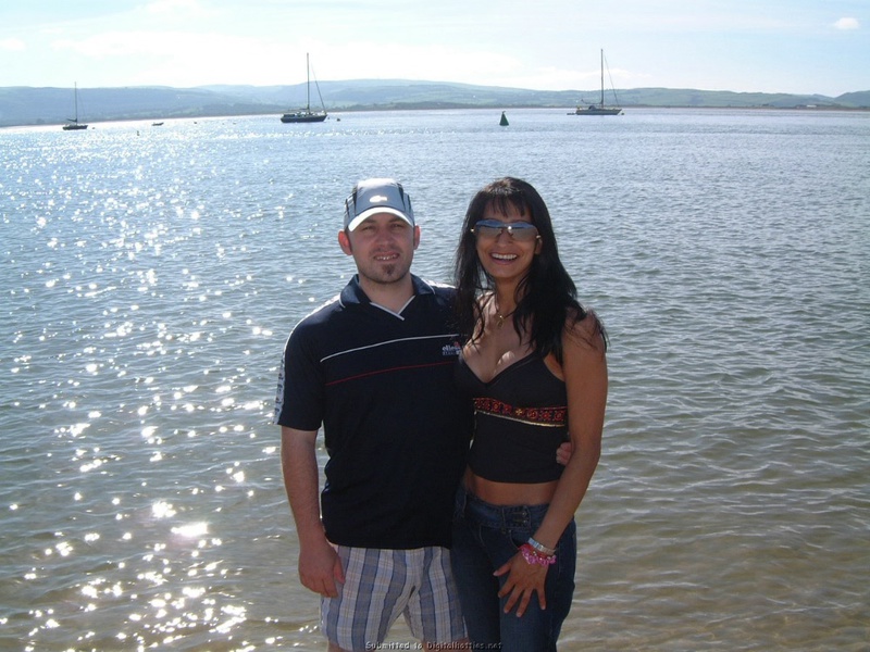 Арабка дома хвастается силиконовыми титьками 1 фотография