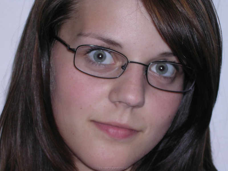 Сучка валяется на одеяле топлес 14 фотография