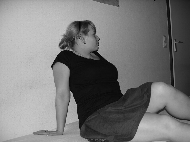 Пышная немка разделась на фоне национального флага 5 фотография