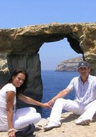 Брюнетка сидит голышом на пикнике у моря 1 фотография