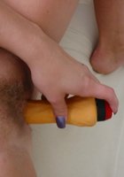 Стерва выливает воду на волосатую письку 19 фотография