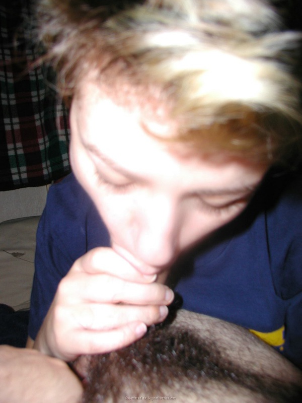 Симпатичная брюнетка сосет член в спальне 31 фотография