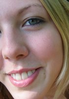 Молодка сосет маленький член на свежем воздухе 2 фотография