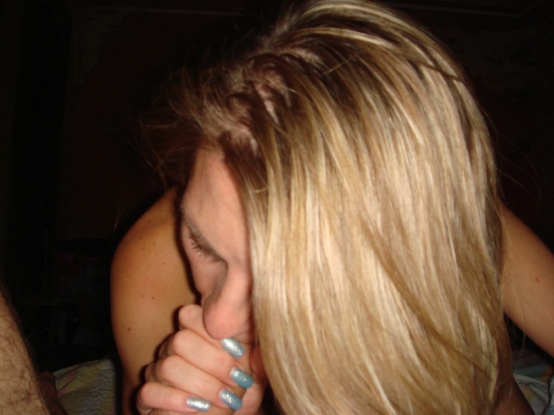 Потаскуха любит делать отсос приходя в гости 3 фотография