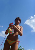 Длинноволосая брюнетка обрабатывает писюн на свежем воздухе 8 фотография