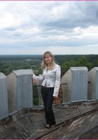 Загорелая зазноба позирует голая у старого замка 1 фотография