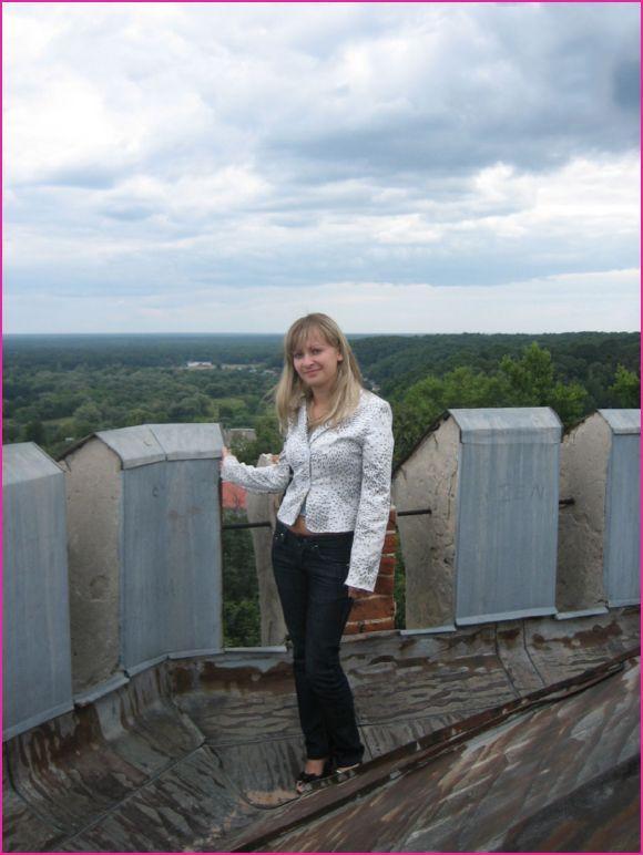 Загорелая зазноба позирует голая у старого замка 1 фотография