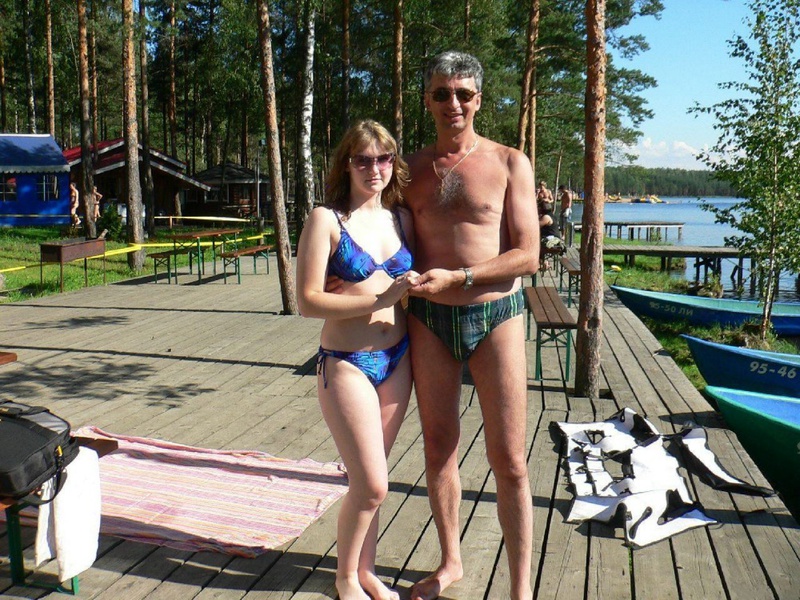 В спальне молодая фифа готова трахаться ос зрелым мужиком 4 фотография