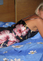 Игривая милфа даже вне дома готова засветить буфера 4 фотография