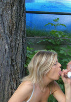 Красивая стерва вышла на улицу чтобы немного оголиться 8 фотография