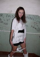 Молодуха светит попкой в грязном подъезде 6 фотография