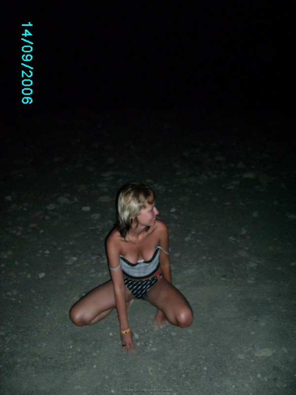 Голая милашка пришла ночью на пляж 18 фотография