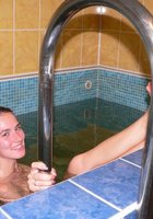 Симпатичная цыпочка не против сделать селфи с голой грудью 3 фотография