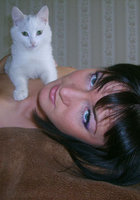 Одинокая женщина утешает себя пошлыми выходками 5 фотография