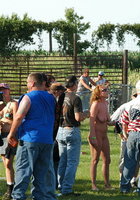 Голые сучки светят жопами на конкурсе 6 фотография Голые сучки светят жопами на конкурсе 6 фотография