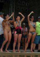 Голые сучки светят жопами на конкурсе 10 фотография Голые сучки светят жопами на конкурсе 10 фотография