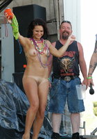 Голые сучки светят жопами на конкурсе 14 фотография Голые сучки светят жопами на конкурсе 14 фотография