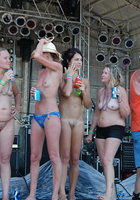 Голые сучки светят жопами на конкурсе 3 фотография Голые сучки светят жопами на конкурсе 3 фотография