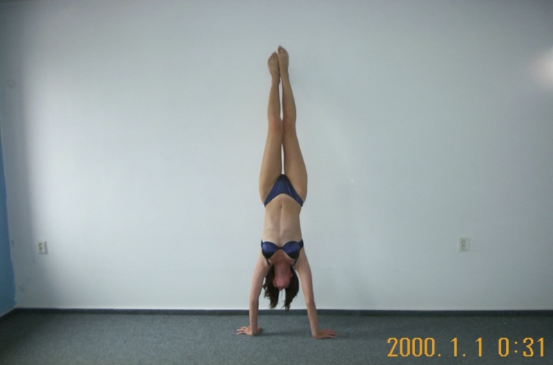 Мадам разделась в просторном помещении 3 фотография