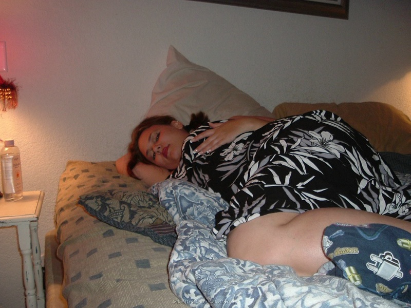 Толстая брюнетка купается в ванной 16 фотография