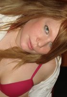 Аппетитная бестия намерена снять трусики с писюшки 7 фотография