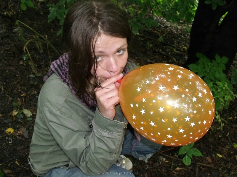 Оля засовывает между ног воздушный шарик 4 фотография
