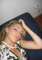 Кудрявая блондиночка закрывает грудь руками перед любовником 16 фотография