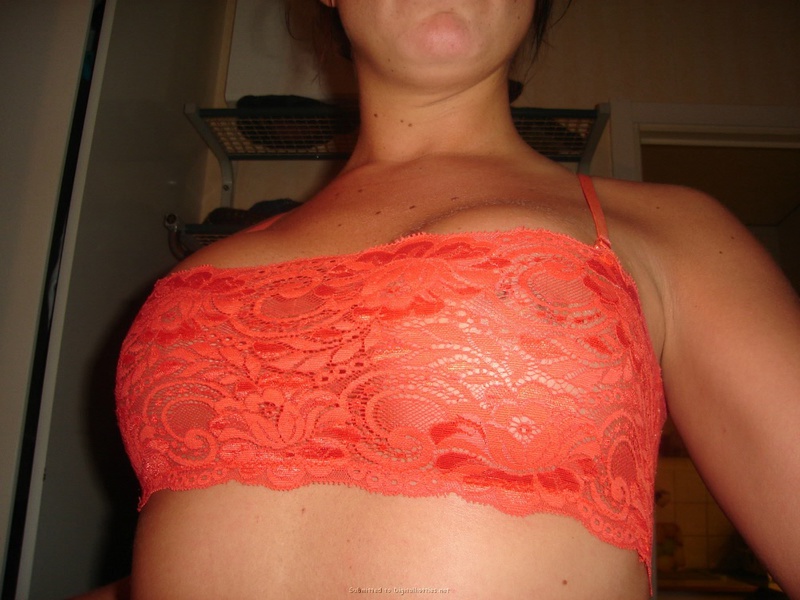 Марамойка хвастается упругими титьками сняв топик 1 фотография