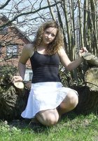 Кучерявая Кристина шалит в нижнем белье в съемном доме 8 фотография