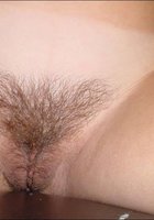 Сисястая подруга позирует с небритой писькой в спальне 3 фотография