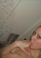 Поздно вечером брюнетка светит татуированными булками 26 фотография