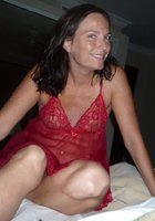 Жена с веснушками показывает обнаженное тело 3 фотография