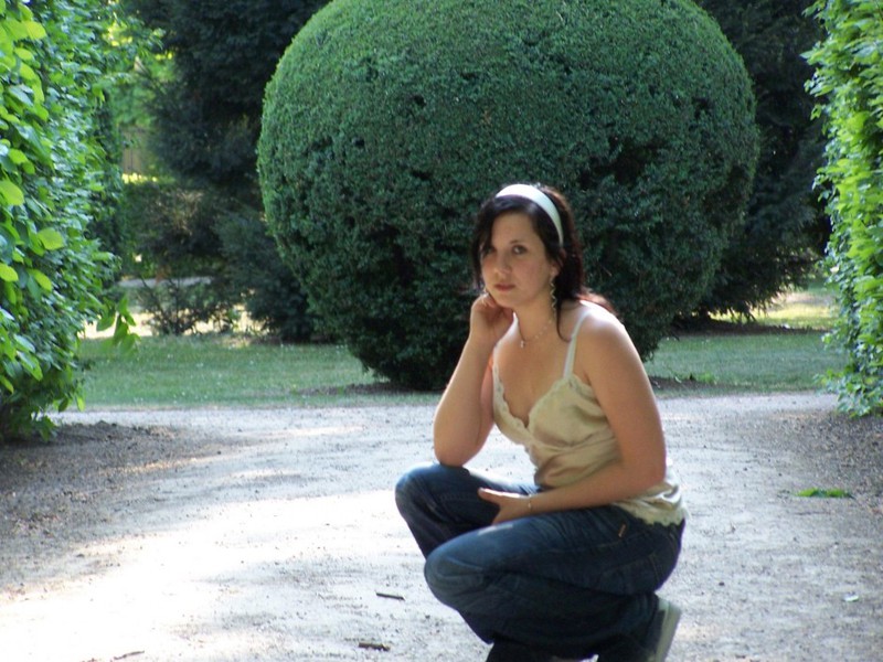 Черноволосая бикса показала манду легши на кровать 3 фотография