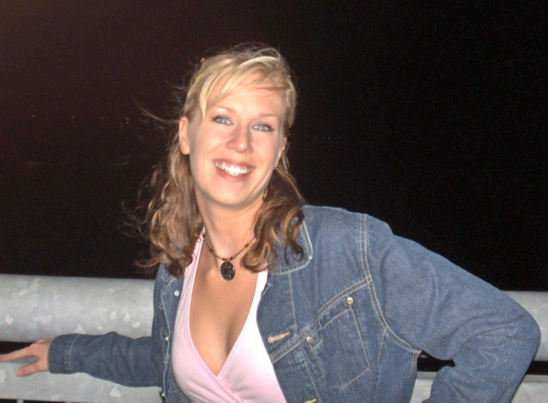 Светловолосая зрелка отдыхает голышом не прикрывая писю 1 фотография