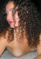 Кучерявая подруга на кровати показывает горячее тело 7 фотография