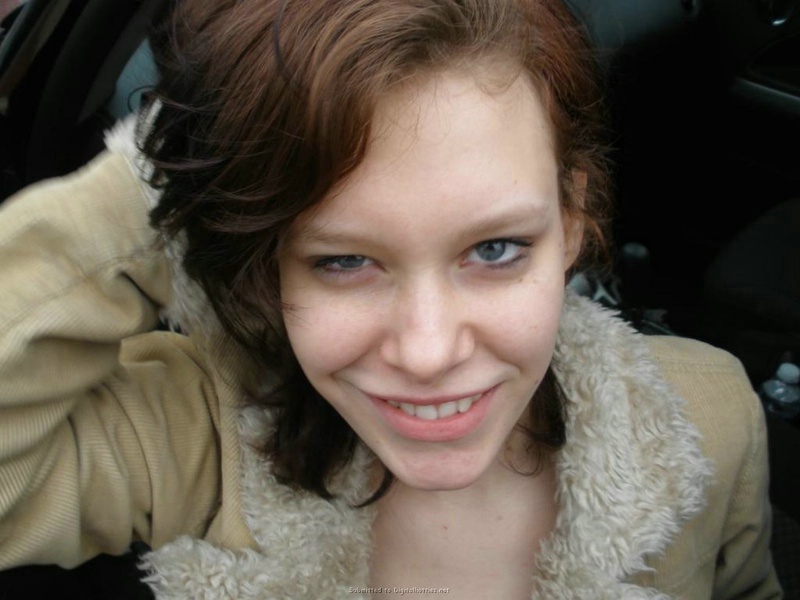 Молодая давалка получила сперму на сиськи возле машины 13 фотография