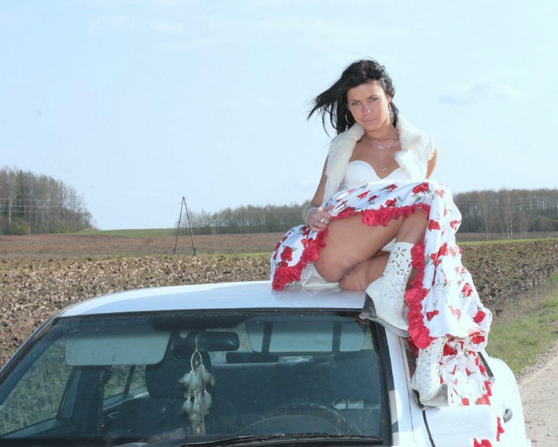 Давалка везде хочет раздеться догола 2 фотография