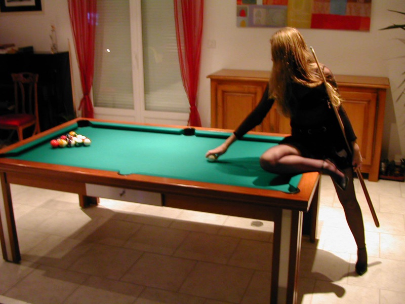 Деваха лежит на бильярдном столе без трусиков 4 фотография