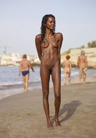 Темнокожая Валери задирает ножку стоя на деревянной башне 20 фотография