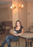 Сисястая девушка светит писей за пределами студии 5 фотография