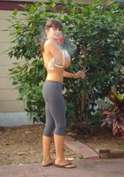 Голая Моника стоит на улице возле большого дерева 13 фотография