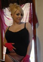 В своей комнате блонда хвастается огромными сиськами 7 фотография