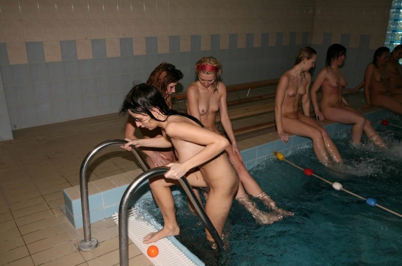 Группа голеньких дамочек купается в бассейне 3 фотография
